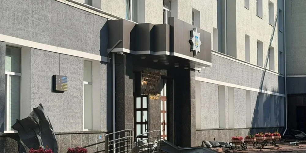 Будівля ГУНП у Житомирі після удару Бандеролями та фото загиблих поліцейських