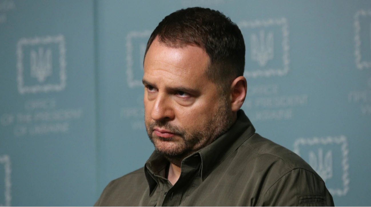 ВАКС змінив обов’язки Єрмаку: дев’ять областей для виїзду і збережений браслет