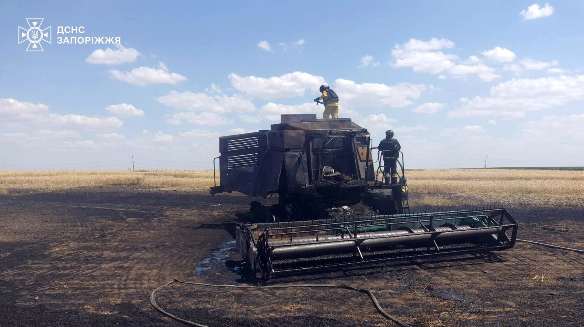Запорізька область: удар FPV-дрона по комбайну під час жнив поранив двох