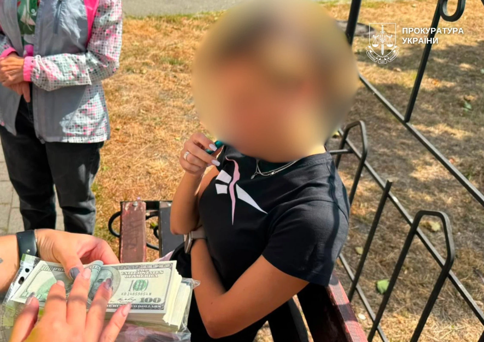 20 тисяч доларів, два авто та три застави: цифри справи про хабар у Червоному Хресті