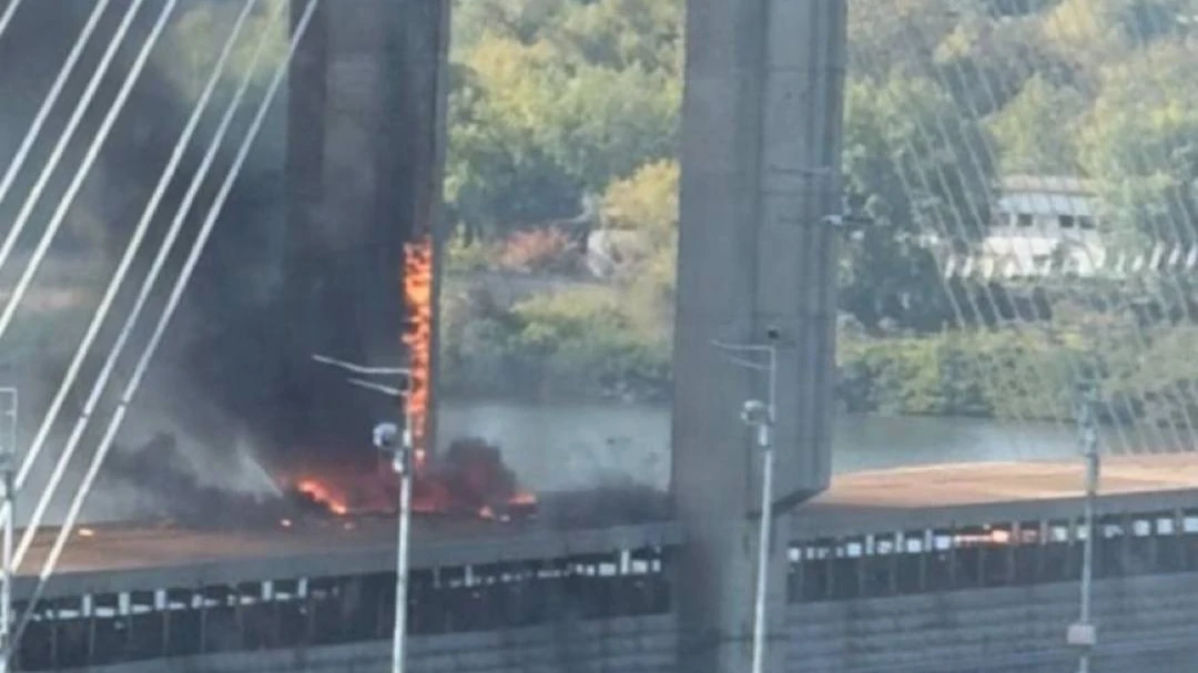 Два влучання біля Південного мосту у Києві: метро зупинили, споруду обстежують